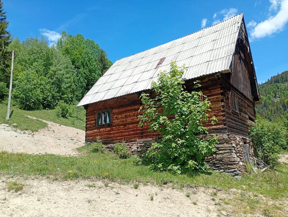 Vand teren plus anexe acasa si grajd