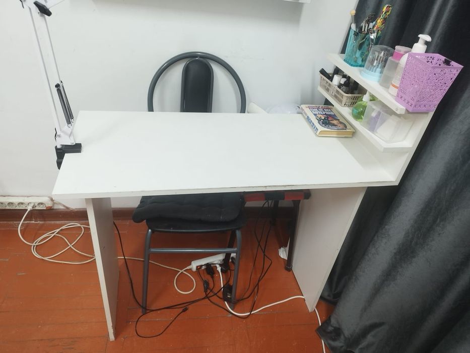 Маникюрный стол в отличном состоянии
