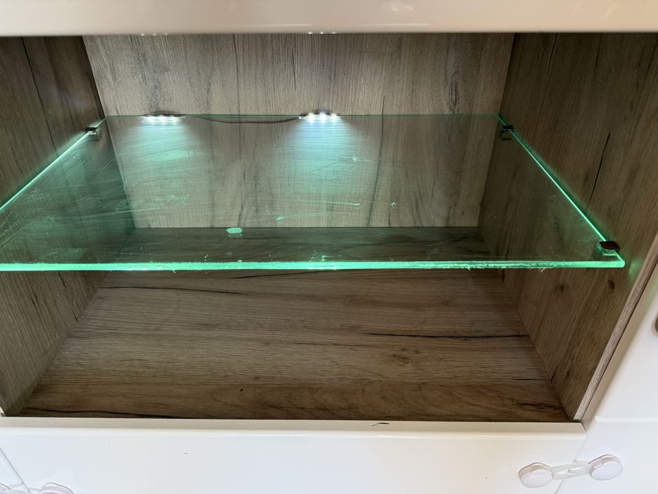 Продавам скрин бял гланц и ПДЧ