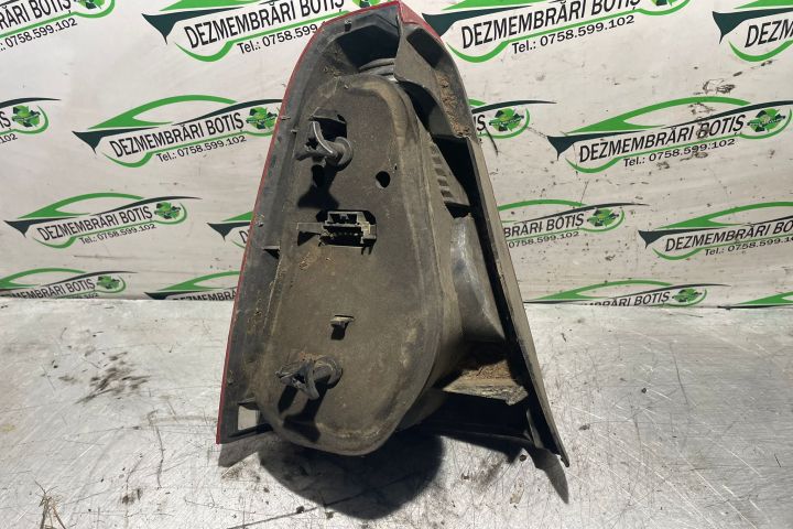 Lampa / Tripla stop dreapta pe aripa Dacia Logan prima generatie