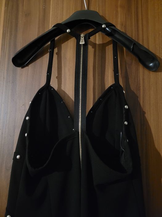 Официална черна рокля по тялото с гол гръб