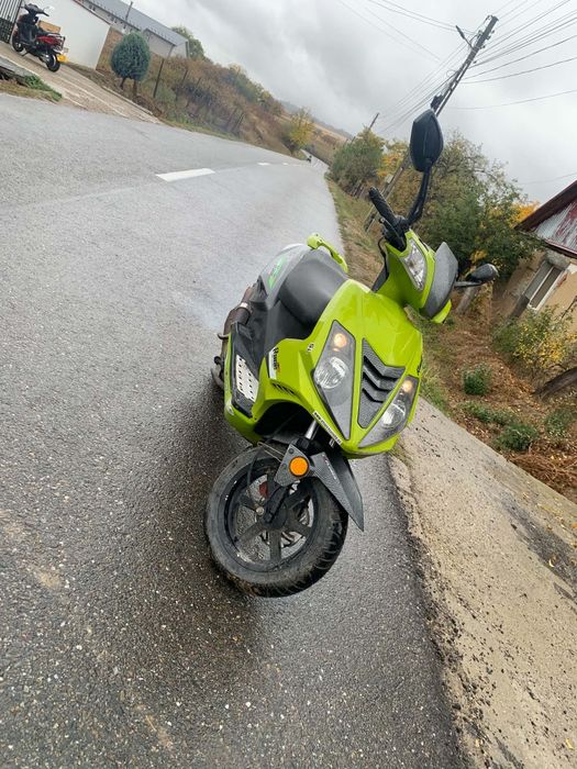 Vând scuter cu acte