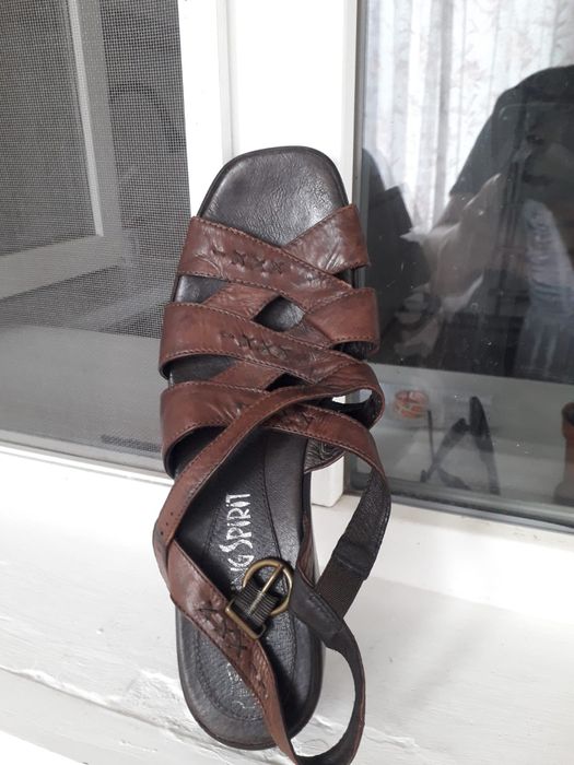 Продам кожаные босоножки