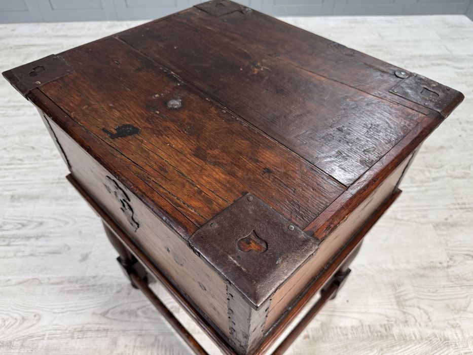 Антикварен шкаф сандък Р241