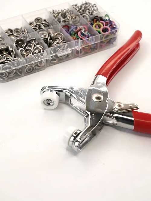 Kiyim va matolarga  tugma qadaydigan pistolet toplami