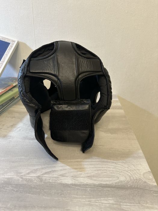 Шлем для карате черного цвета