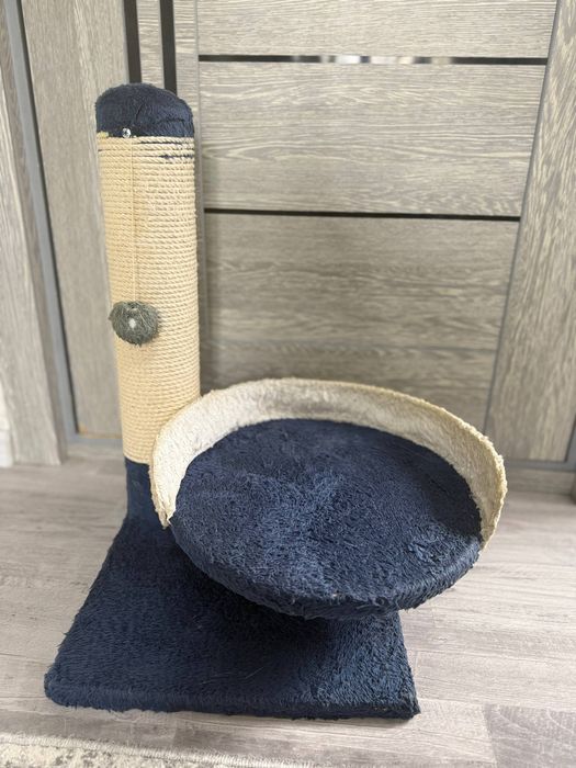 Когтеточка для кошек с лежанкой.Mushuklar uchun tirnaladigan ustun va