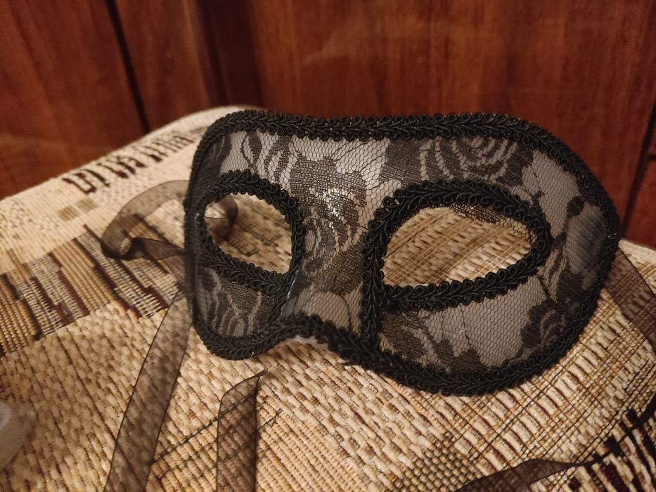 Элегантная карнавальная маска для женщин