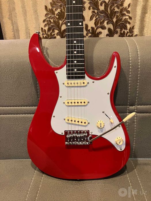 Отличная недорогая электрогитара (Stratocaster FIESTA RED)