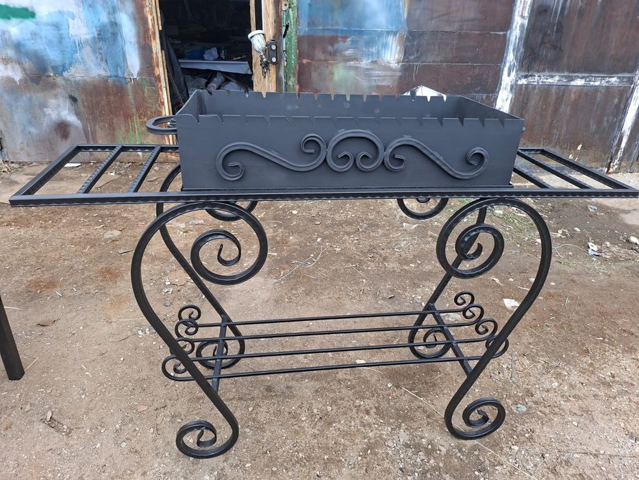 Продам лавочку, новая, мангал.