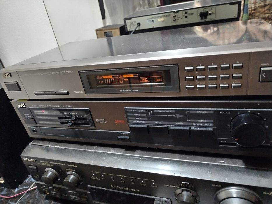 Linie japoneză JVC tuner și amplificator 2x40W
