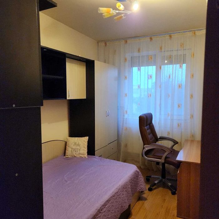 Vând apartament 3 camere, mobilat, vizavi de Hotel Select, 60 mp, aer condiţionat, maşină spălat vase, rufe, 2 debarale