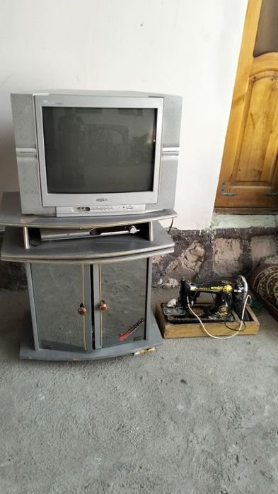 Мебель и телевизор сотилади