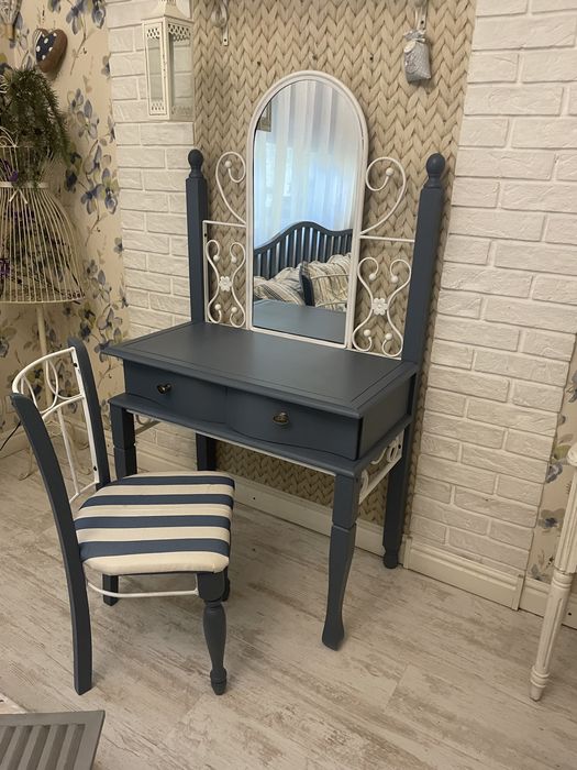 Продам туалетный столик