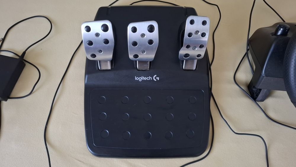Vând volan Logitech g920 in stare buna