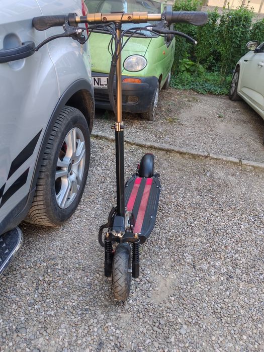Trotineta electrica JRH. Bateria tine putin