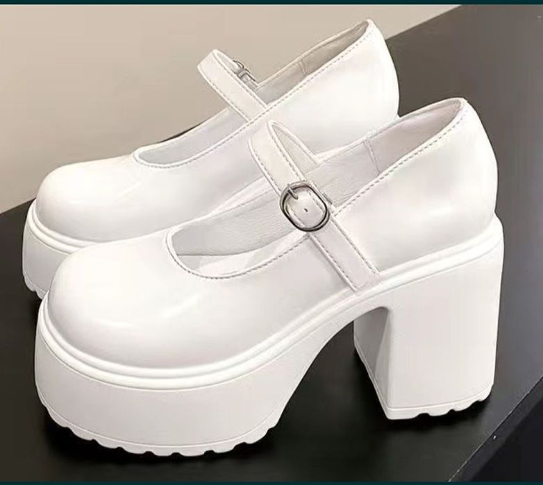 Белые милые туфли