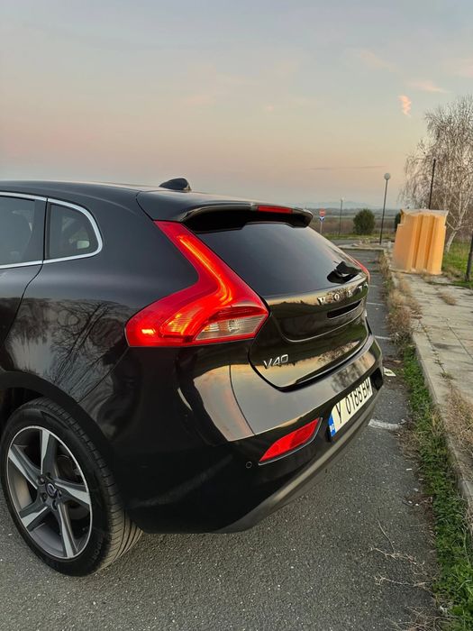 Volvo v40 D2 Summum full перфектна