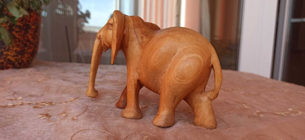 Ръчно резбовани дървени слонове Кения 3 бр-80 лв, дървена маска-45 лв.