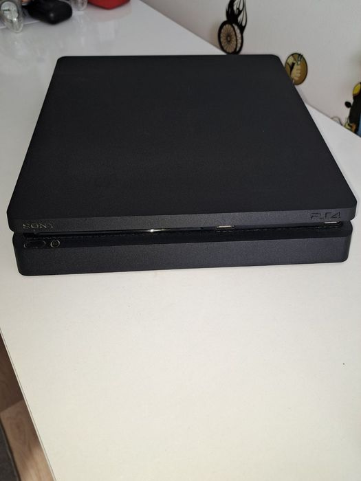 Продавам Плейстейшън 4