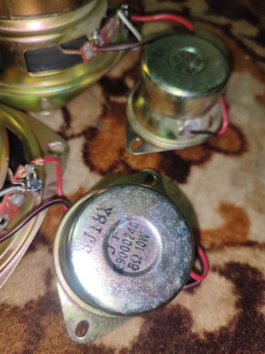Akustika Kolonka 20 watt sotiladi dinamik