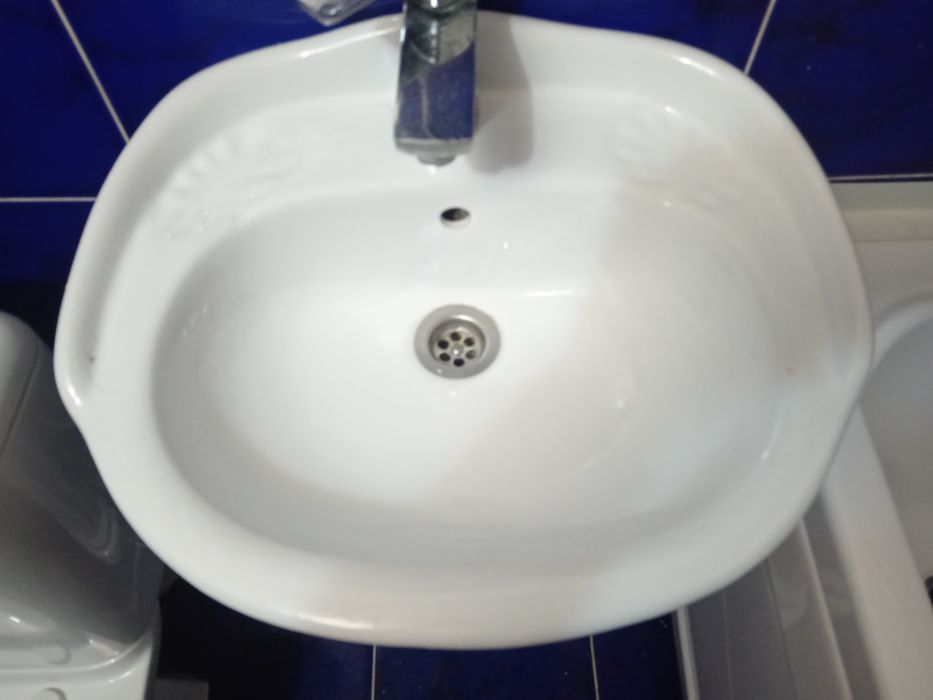Раковина с ножкой для ванной