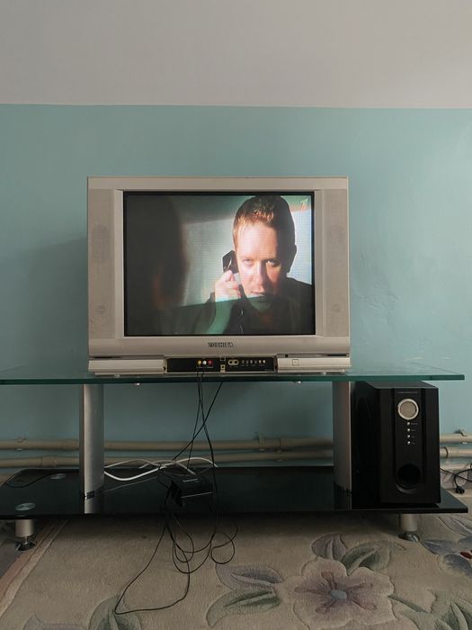 Телевизор с подставкой