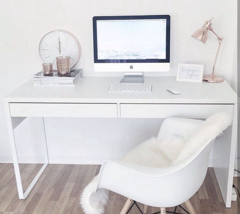 Продаю письменный стол серии Микке ИКЕА