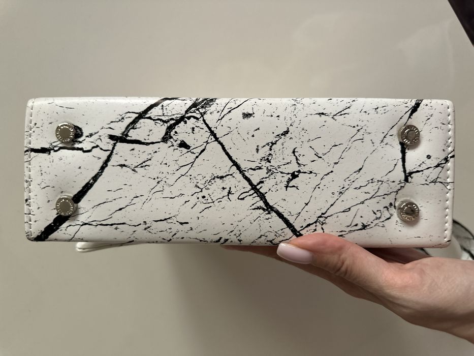 Продавам нова чанта с мраморен принт Marabella