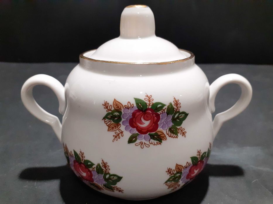 Руски порцеланов сервиз за чай,,ВФЗ,,От 80-те.Съдържа15 части.Блестящ.