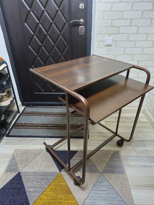 Компьютерный стол на роликах