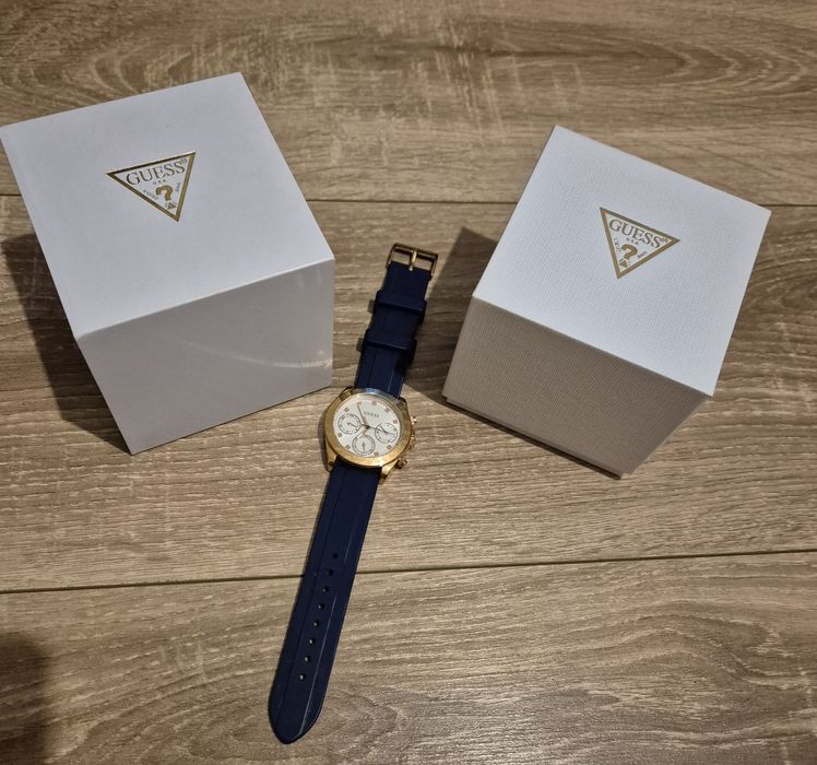 Guess Ceas cu functii multiple si curea de silicon,