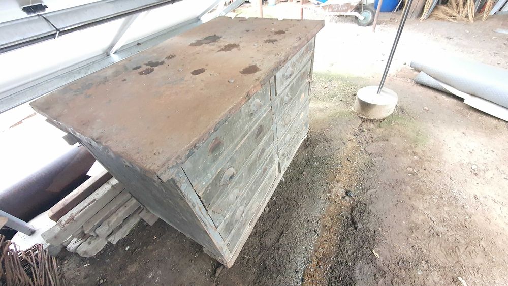 Стар шлосерски тезгях, работен плот с чекмеджета