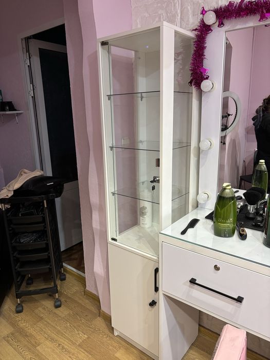 Витрина стеллаж шкаф пенал косметолог ва гузаллик салони учун