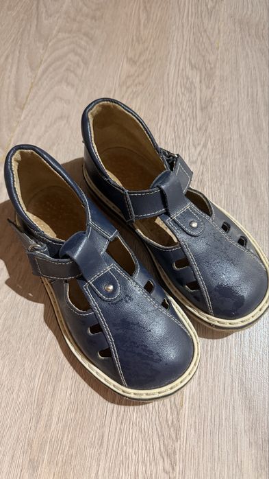 Обувь детская кожаная.