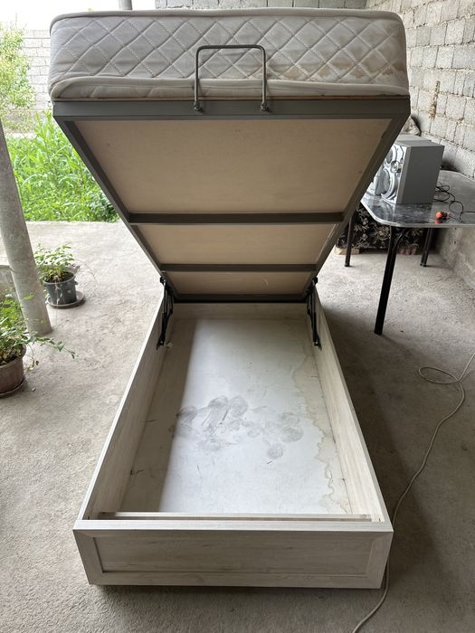 Spalni bo’yi 2 metr eni 90 sm. Holati a’lo