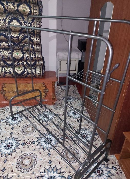 Вешалка напольная для одежды в прихожую металлическая - это функционал