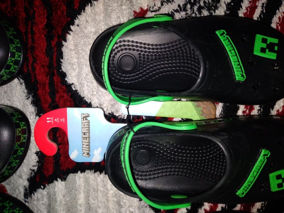 Vând perechi de papuci cu minecraft