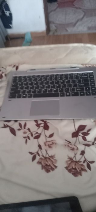 Vând laptop tip tableta