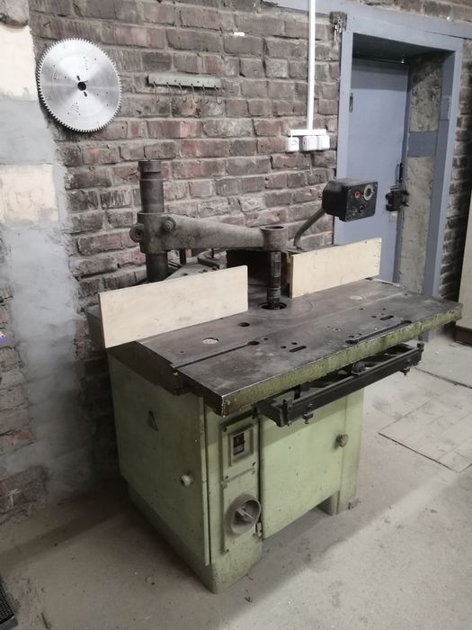 Станок фрезерный по дереву.