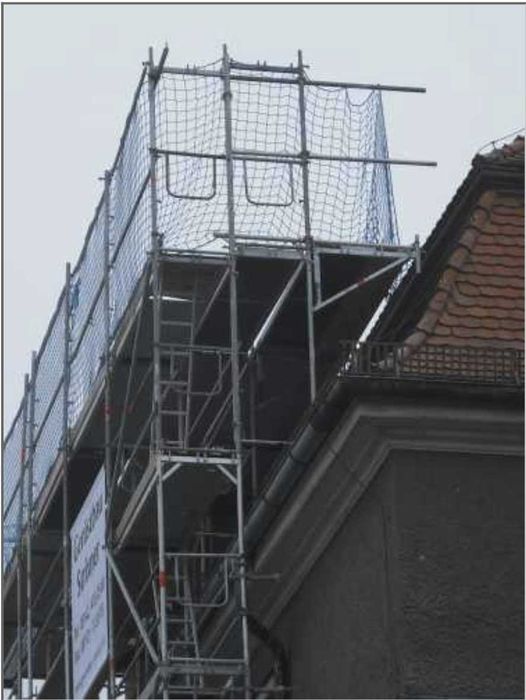 Schelă  si placă compactoare de închiriat