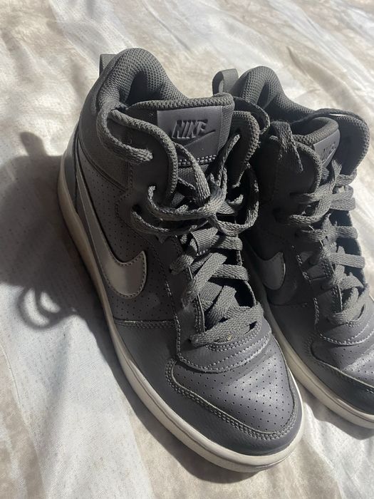 Adidasi nike high court