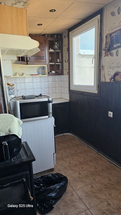 Тристаен в блок Зора