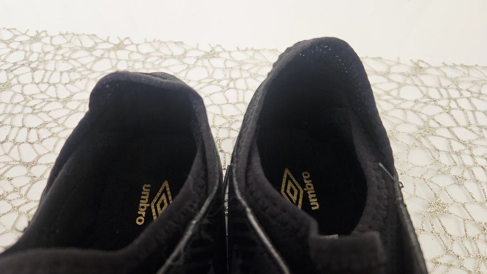 Ghete fotbal sintetic Umbro Formation 40 adidasi original  folosit