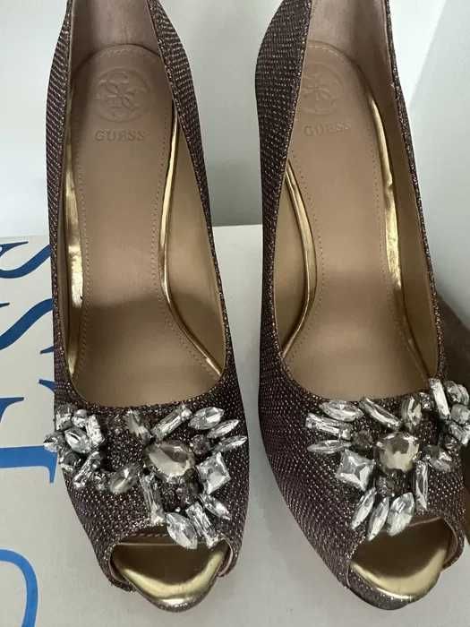 Нови обувки Guess р-р 39
