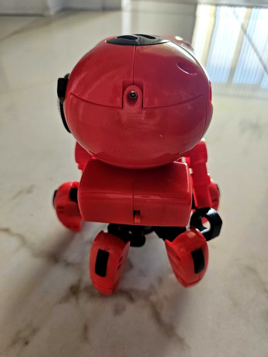 Танцуващ и пеещ робот