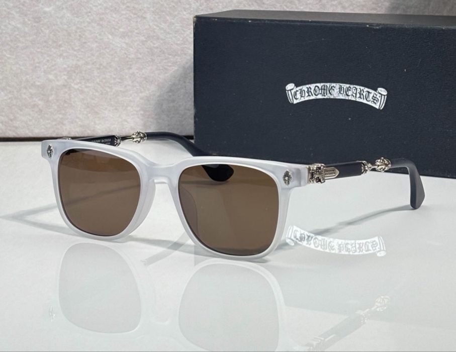 Ochelari Chrome Hearts.