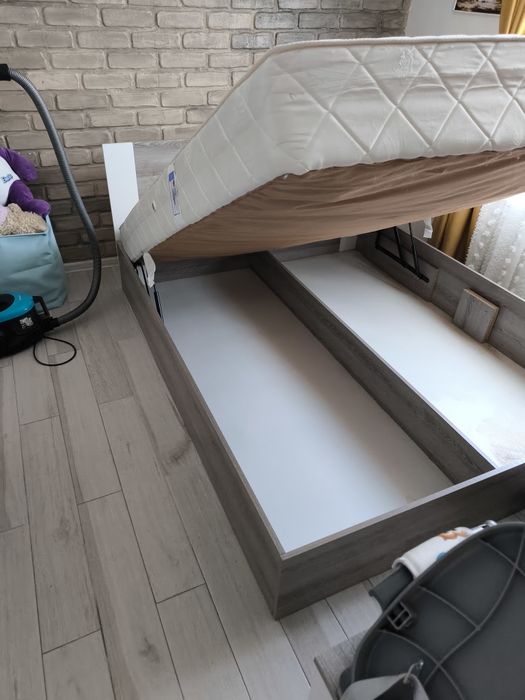 Спалня 160x200 с повдигащ механизъм + матрак Pocket Spring – запазена