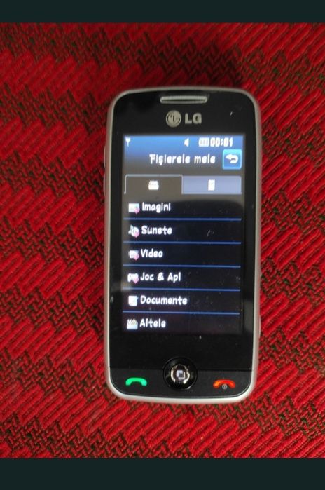 Telefon  cu touchscreen și cameră video/foto, cu carcasa de aluminiu.