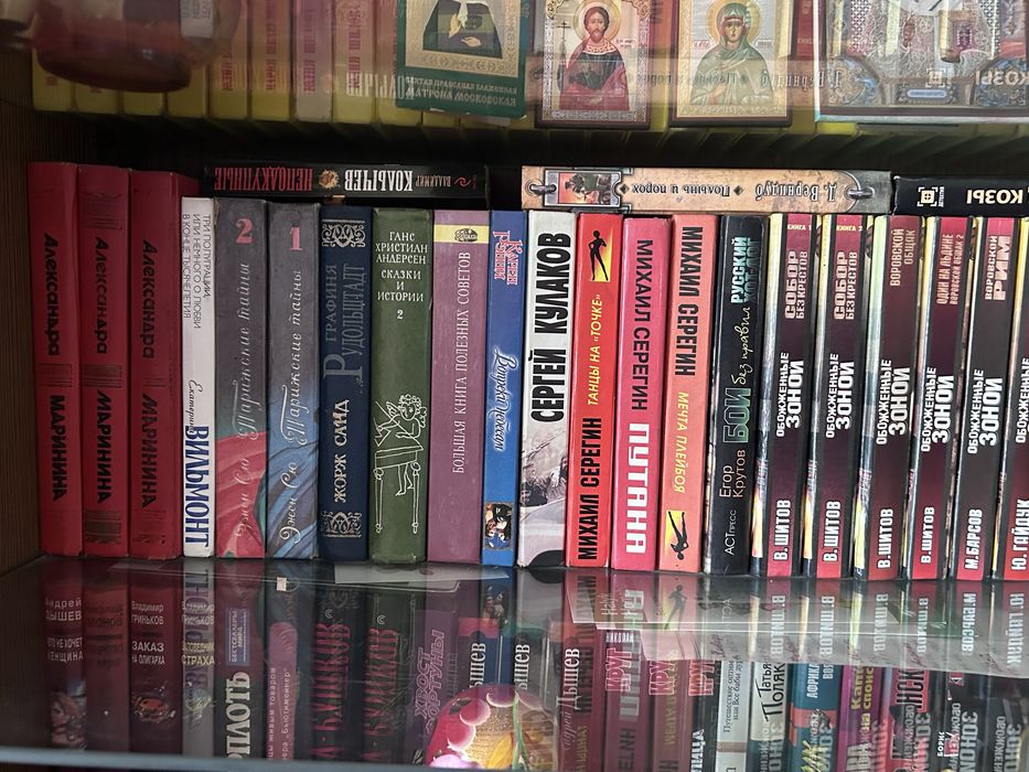 Книги большая часть, дедективы